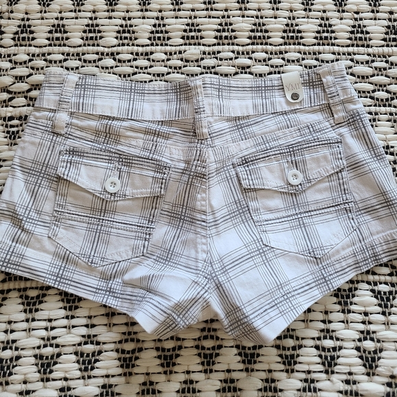 Women's Shorts - Picture 4 of 5
